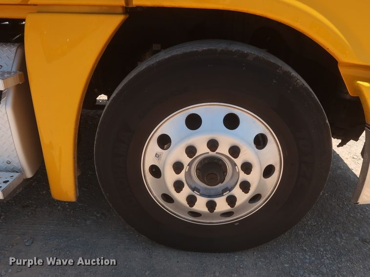 image for item IO9190 2018 Freightliner Cascadia 125  semi truck