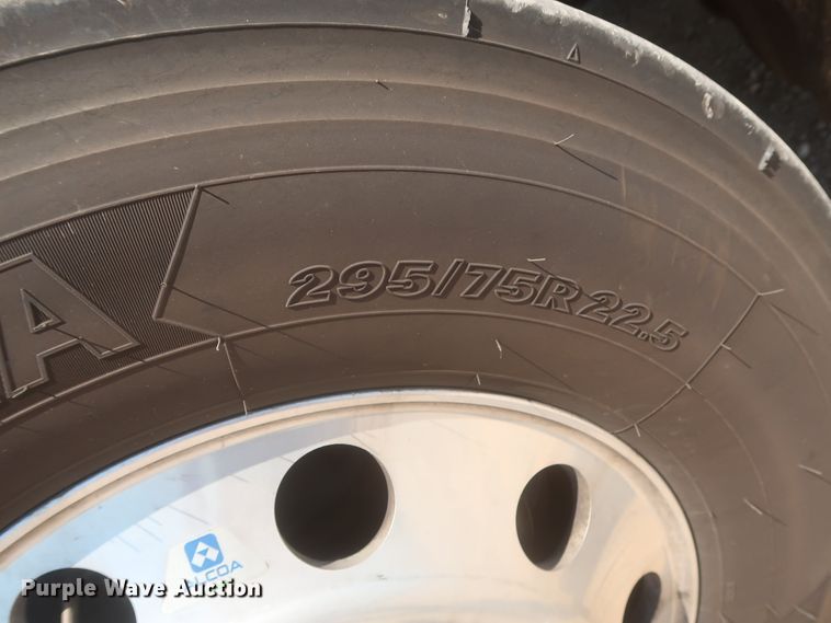 image for item IO9190 2018 Freightliner Cascadia 125  semi truck