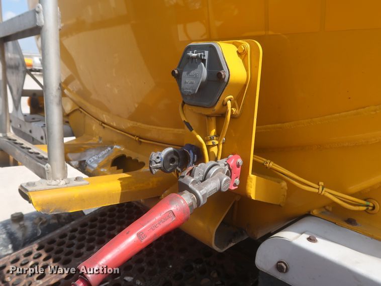 image for item IO9218 2010 Beall  tank trailer