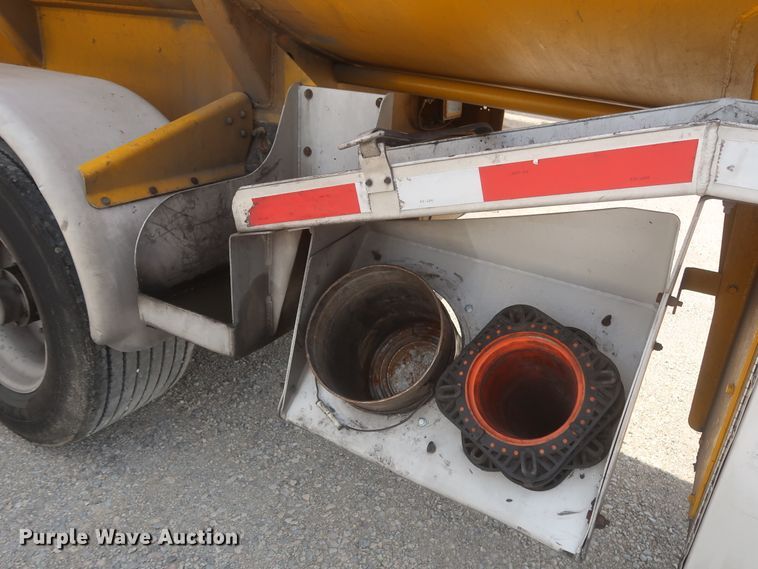 image for item IO9218 2010 Beall  tank trailer