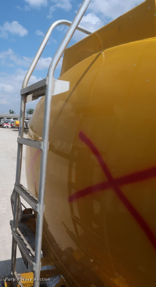 image for item IO9218 2010 Beall  tank trailer