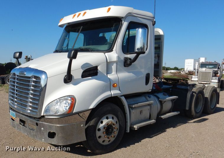 image for item IQ9673 2011 Freightliner Cascadia  semi truck