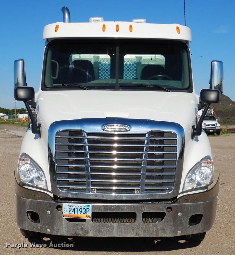 image for item IQ9673 2011 Freightliner Cascadia  semi truck