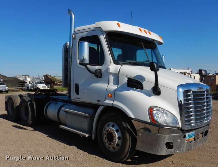 image for item IQ9673 2011 Freightliner Cascadia  semi truck