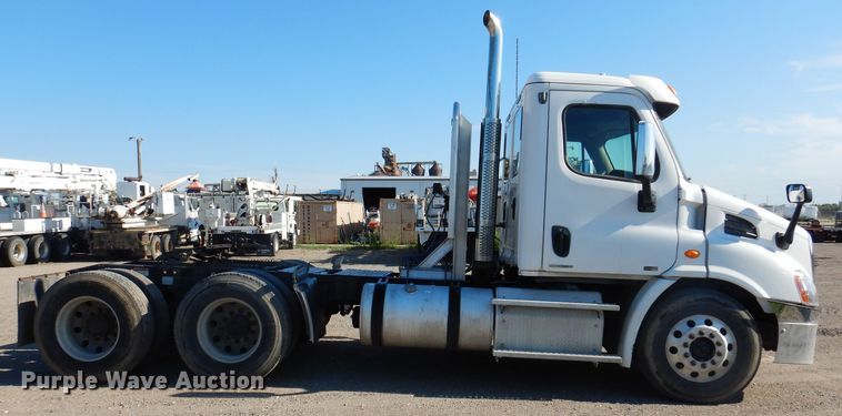 image for item IQ9673 2011 Freightliner Cascadia  semi truck