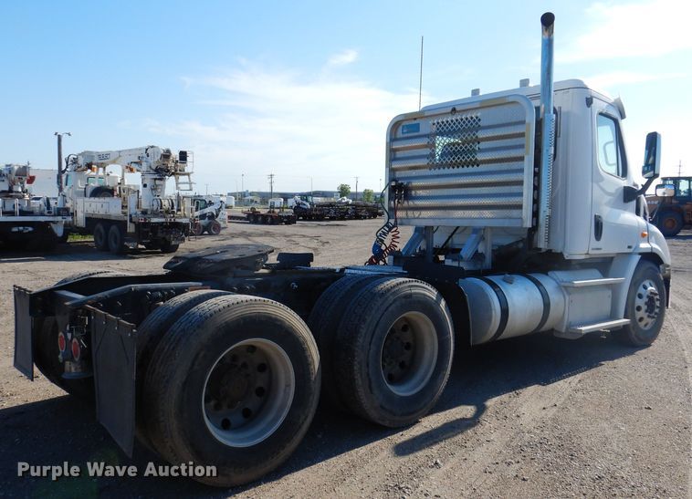 image for item IQ9673 2011 Freightliner Cascadia  semi truck