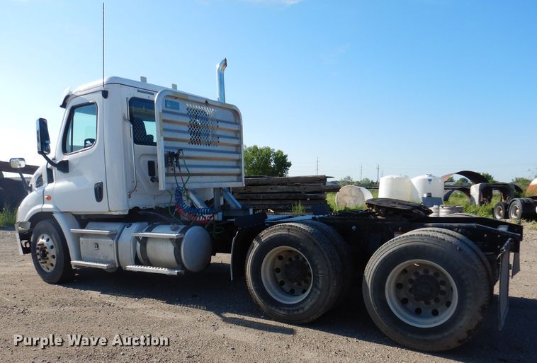 image for item IQ9673 2011 Freightliner Cascadia  semi truck