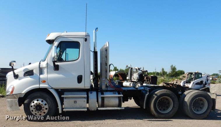 image for item IQ9673 2011 Freightliner Cascadia  semi truck