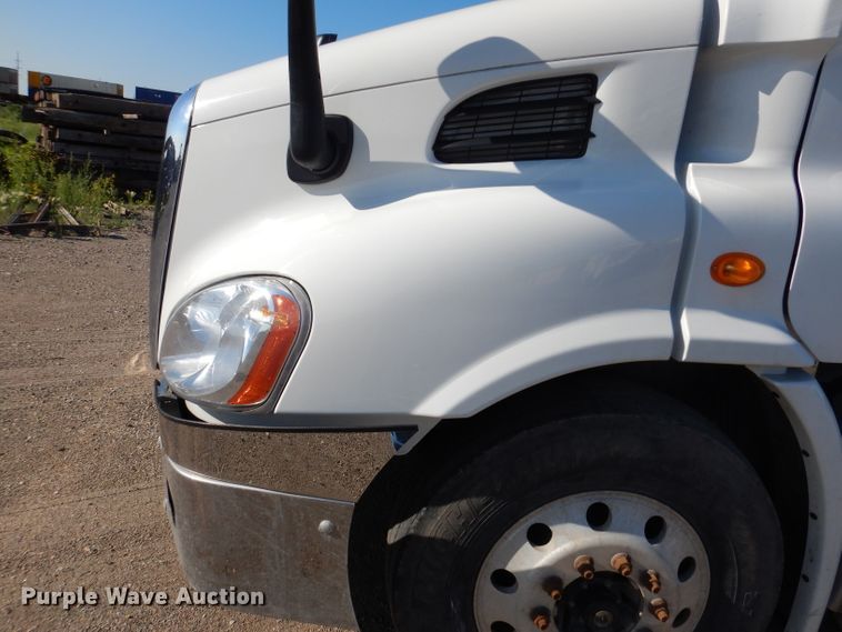 image for item IQ9673 2011 Freightliner Cascadia  semi truck