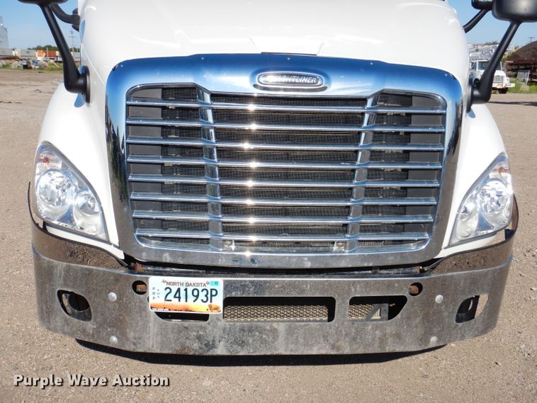 image for item IQ9673 2011 Freightliner Cascadia  semi truck