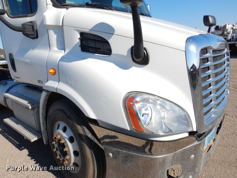 image for item IQ9673 2011 Freightliner Cascadia  semi truck