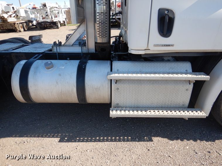 image for item IQ9673 2011 Freightliner Cascadia  semi truck