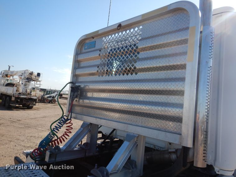 image for item IQ9673 2011 Freightliner Cascadia  semi truck