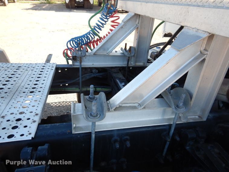 image for item IQ9673 2011 Freightliner Cascadia  semi truck