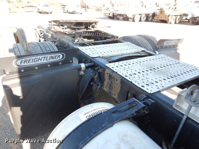 image for item IQ9673 2011 Freightliner Cascadia  semi truck