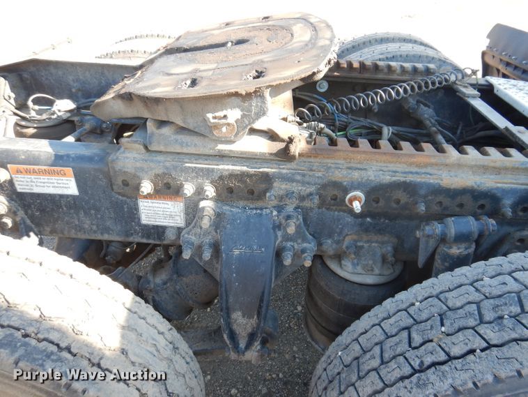 image for item IQ9673 2011 Freightliner Cascadia  semi truck