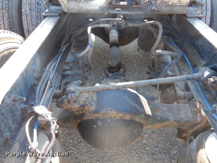 image for item IQ9673 2011 Freightliner Cascadia  semi truck