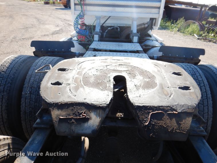 image for item IQ9673 2011 Freightliner Cascadia  semi truck