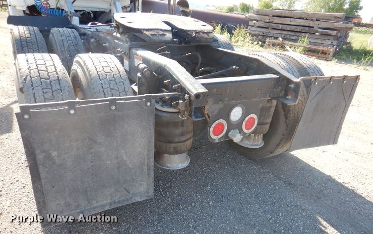 image for item IQ9673 2011 Freightliner Cascadia  semi truck