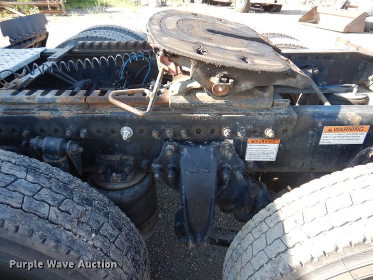 image for item IQ9673 2011 Freightliner Cascadia  semi truck