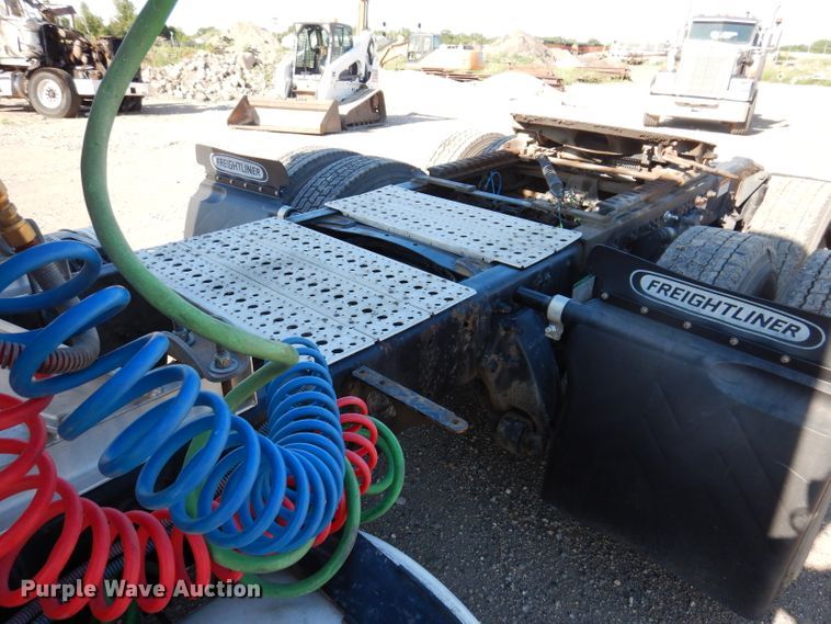 image for item IQ9673 2011 Freightliner Cascadia  semi truck