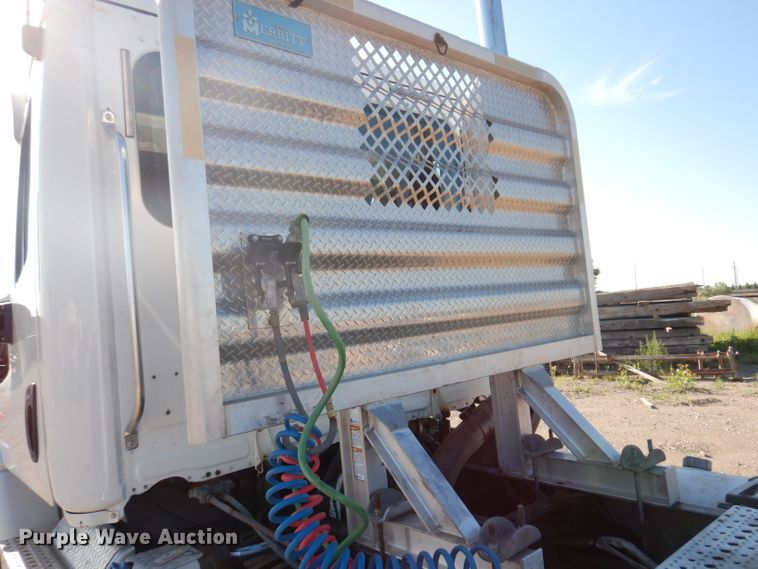 image for item IQ9673 2011 Freightliner Cascadia  semi truck