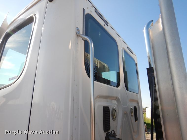 image for item IQ9673 2011 Freightliner Cascadia  semi truck