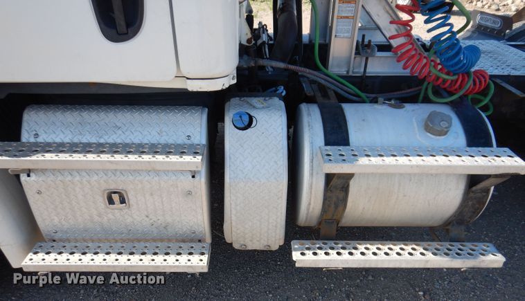 image for item IQ9673 2011 Freightliner Cascadia  semi truck