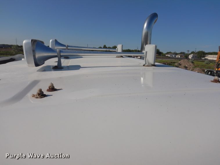 image for item IQ9673 2011 Freightliner Cascadia  semi truck