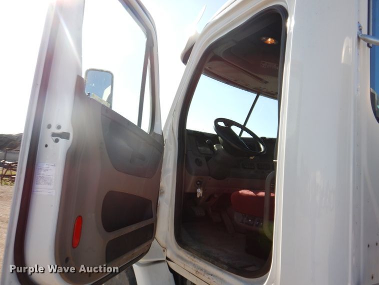 image for item IQ9673 2011 Freightliner Cascadia  semi truck