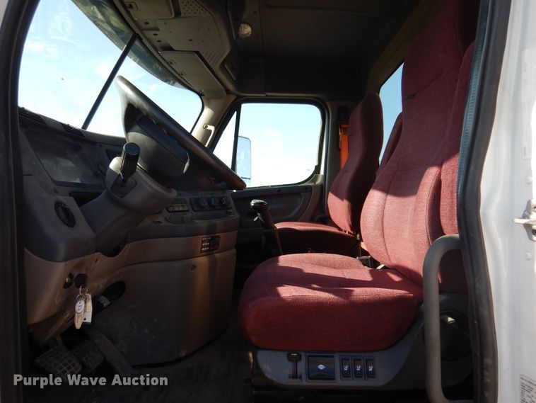 image for item IQ9673 2011 Freightliner Cascadia  semi truck