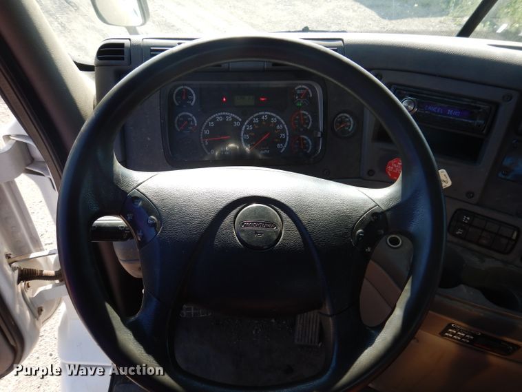 image for item IQ9673 2011 Freightliner Cascadia  semi truck