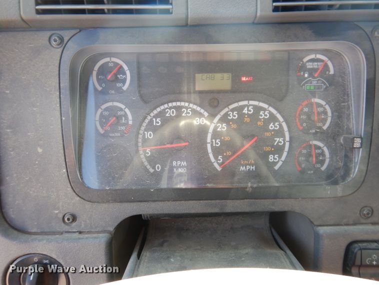 image for item IQ9673 2011 Freightliner Cascadia  semi truck