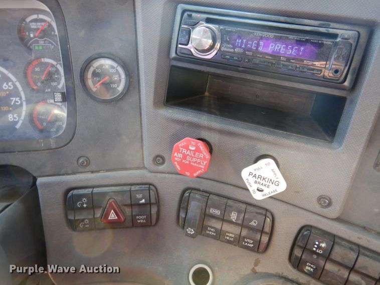 image for item IQ9673 2011 Freightliner Cascadia  semi truck