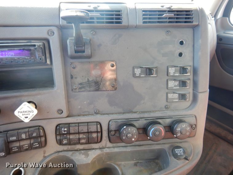 image for item IQ9673 2011 Freightliner Cascadia  semi truck