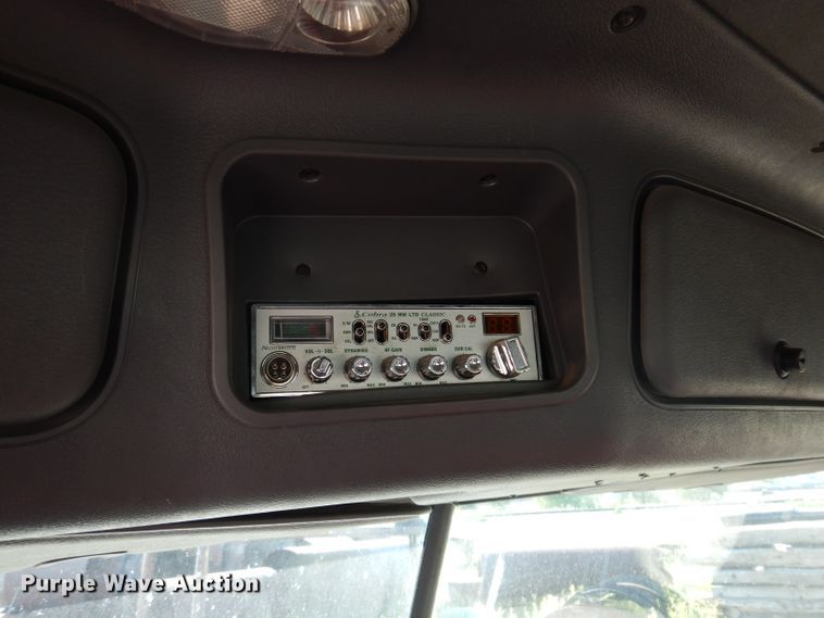 image for item IQ9673 2011 Freightliner Cascadia  semi truck