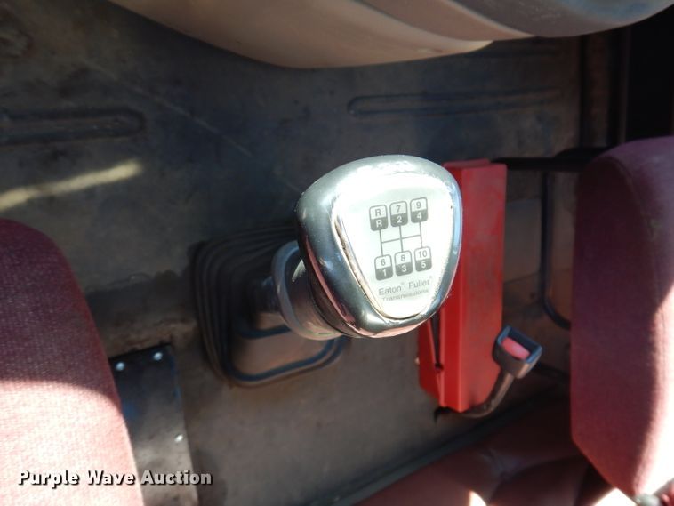 image for item IQ9673 2011 Freightliner Cascadia  semi truck