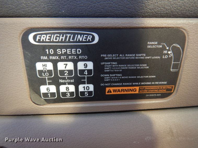 image for item IQ9673 2011 Freightliner Cascadia  semi truck
