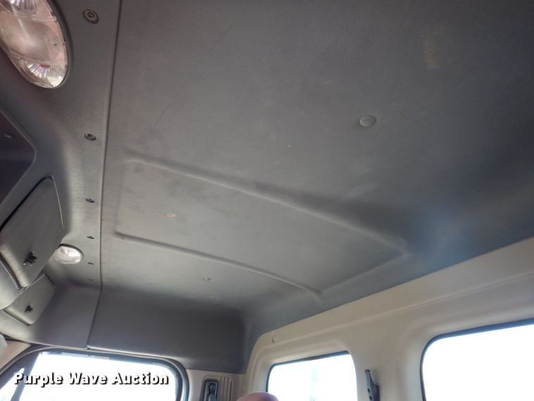 image for item IQ9673 2011 Freightliner Cascadia  semi truck