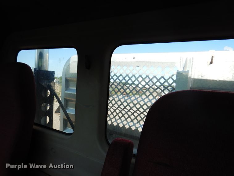 image for item IQ9673 2011 Freightliner Cascadia  semi truck