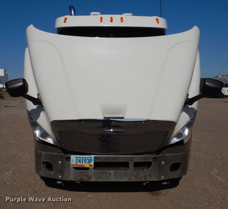 image for item IQ9673 2011 Freightliner Cascadia  semi truck