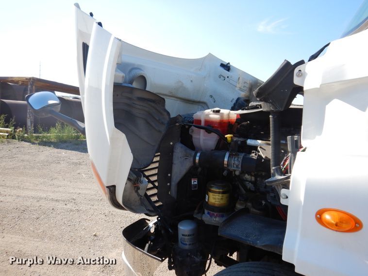 image for item IQ9673 2011 Freightliner Cascadia  semi truck