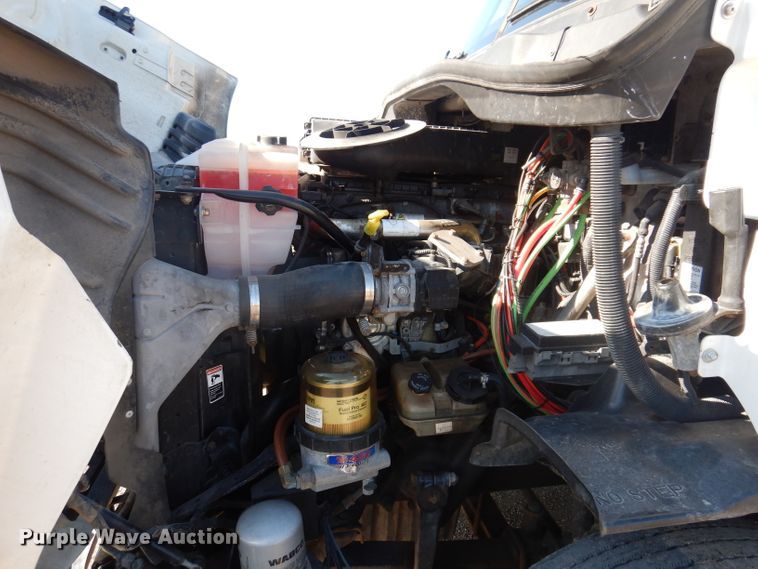 image for item IQ9673 2011 Freightliner Cascadia  semi truck