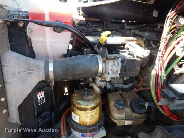 image for item IQ9673 2011 Freightliner Cascadia  semi truck