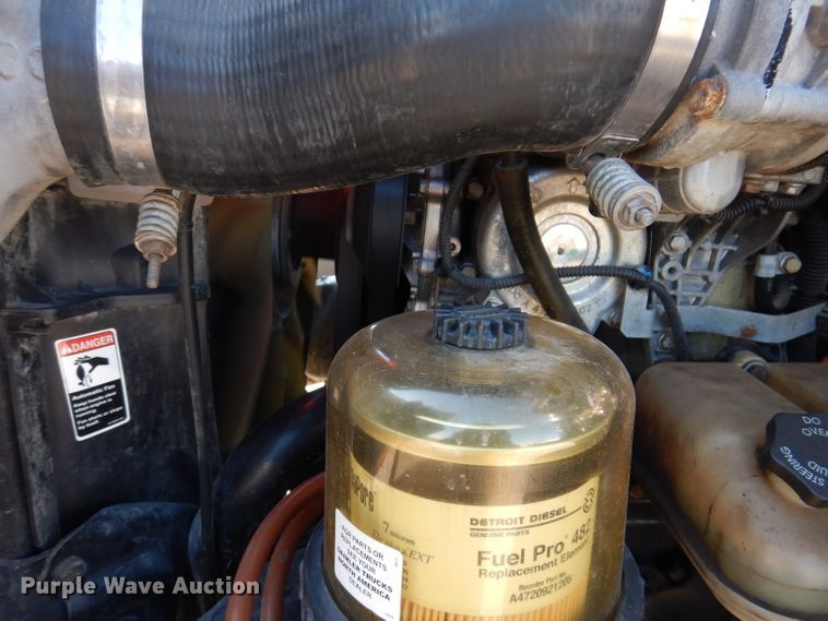 image for item IQ9673 2011 Freightliner Cascadia  semi truck