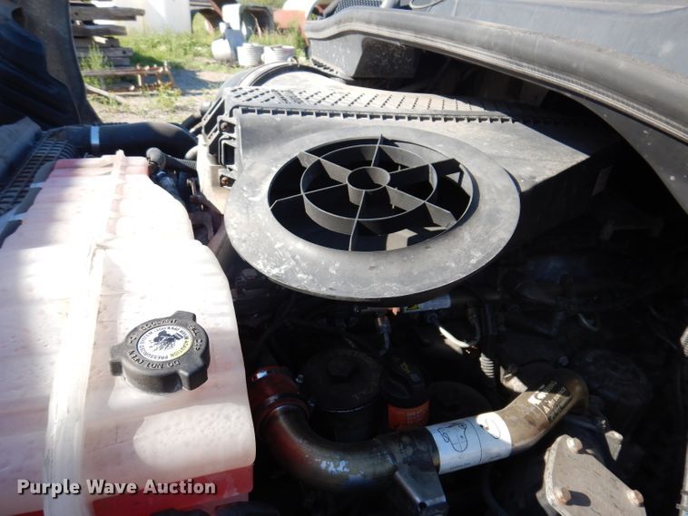 image for item IQ9673 2011 Freightliner Cascadia  semi truck