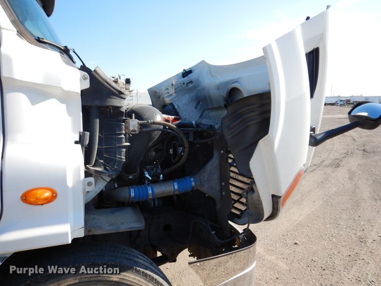 image for item IQ9673 2011 Freightliner Cascadia  semi truck