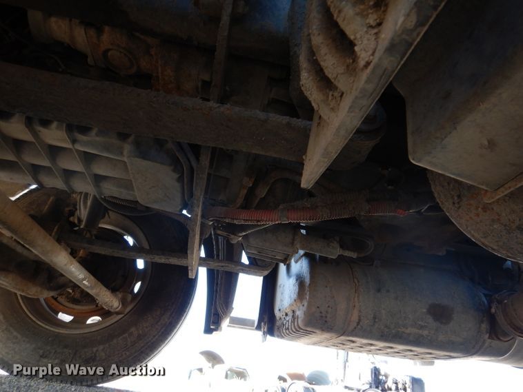 image for item IQ9673 2011 Freightliner Cascadia  semi truck