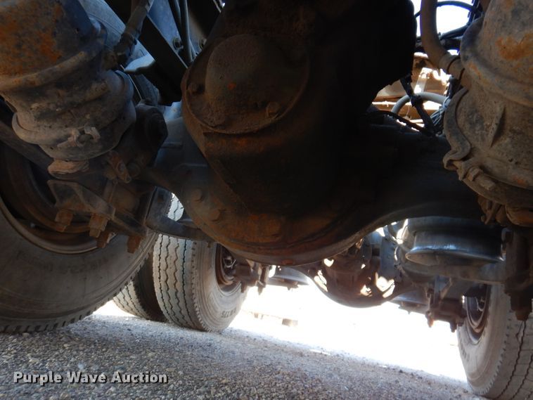 image for item IQ9673 2011 Freightliner Cascadia  semi truck