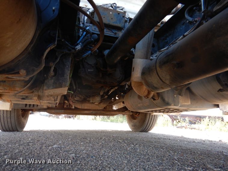 image for item IQ9673 2011 Freightliner Cascadia  semi truck